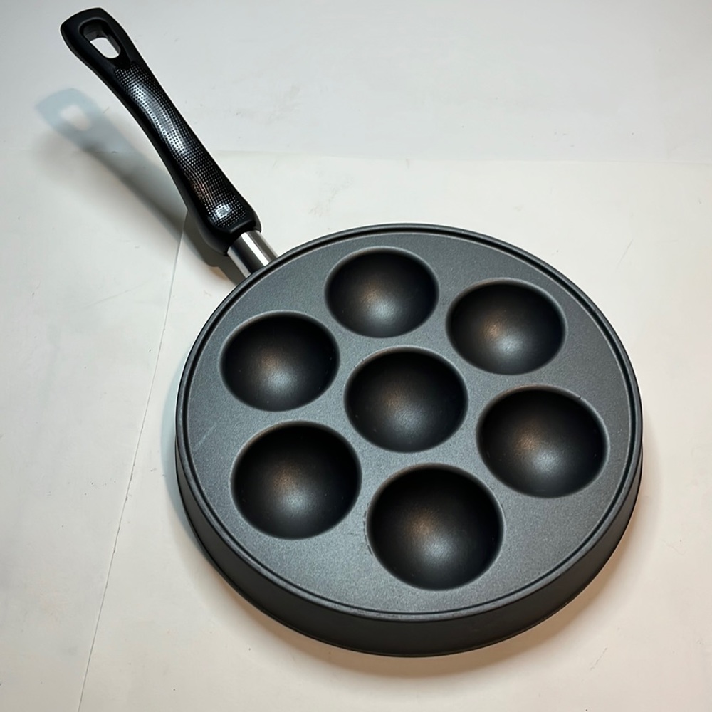 Nonstick 7-Cavity Black Aebleskiver / Pancake Pan with Handle